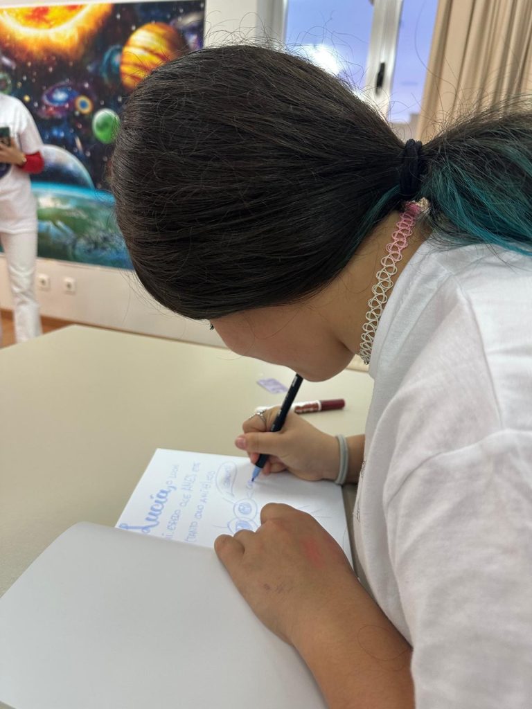 Carla firmando libros Letrimagia