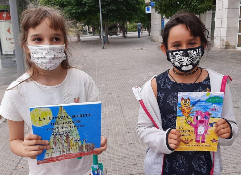 Carla y Celia con sus libros autoras letrimagia